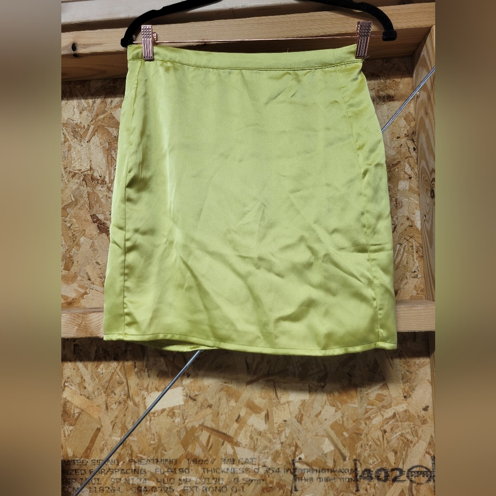 Sincerely Jules NWOT Chartreuse Mini Skirt Womans Size Medium